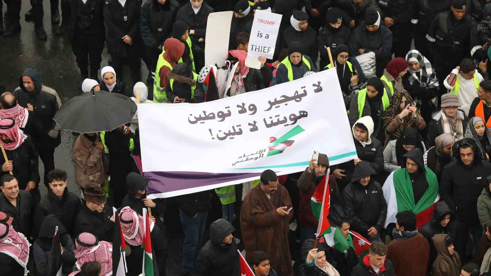 آلاف الأردنيين يحتجون ضد مخططات تهجير الفلسطينيين (فيديو)