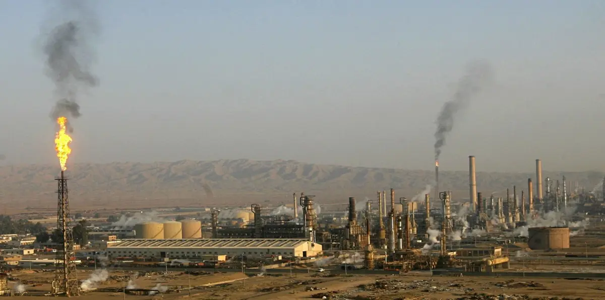 هبوط أسعار النفط الخام مع تعطل مصافٍ أمريكية بسبب الفيضانات