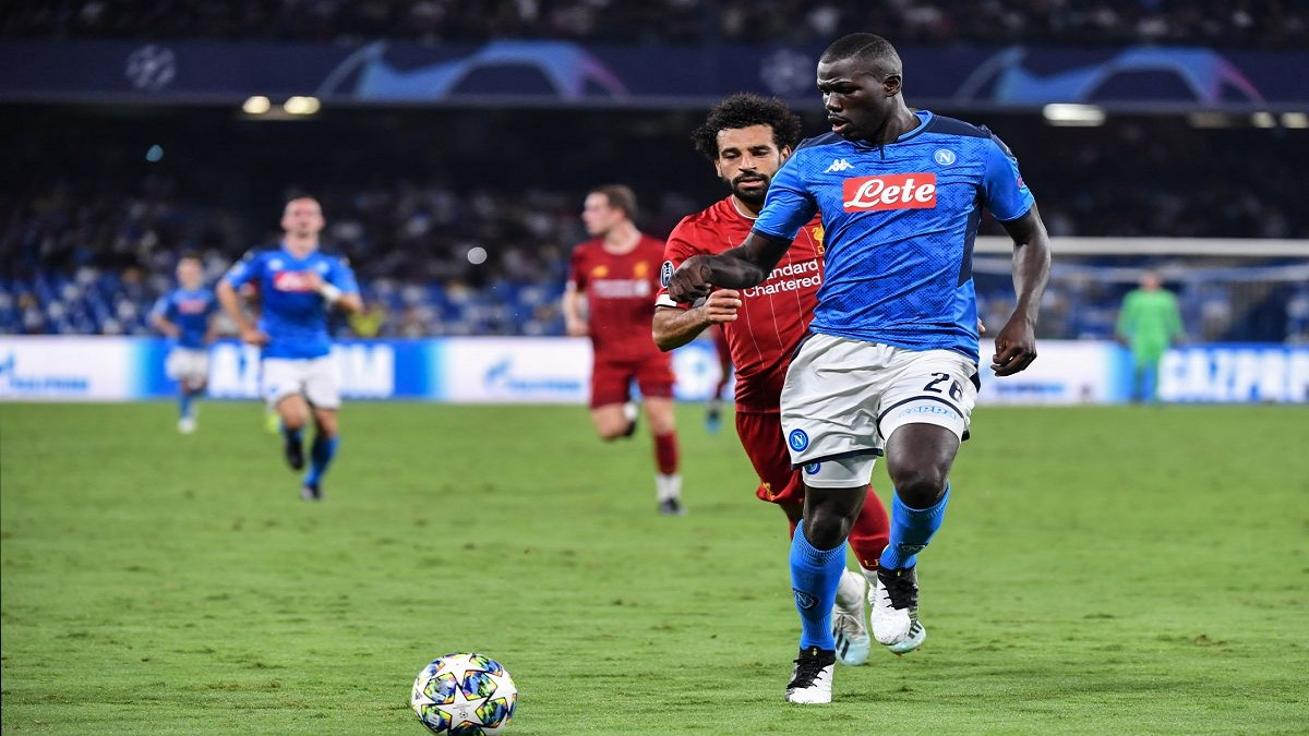 يورغن كلوب مدرب نادي ليفربول يتواصل مع كاليدو كوليبالي مدافع نابولي