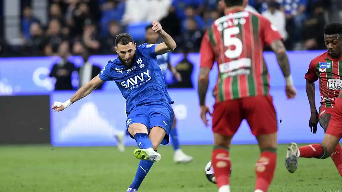 أضاع هاتريك.. ماذا قدم بنزيما في مباراة الهلال والاتفاق؟