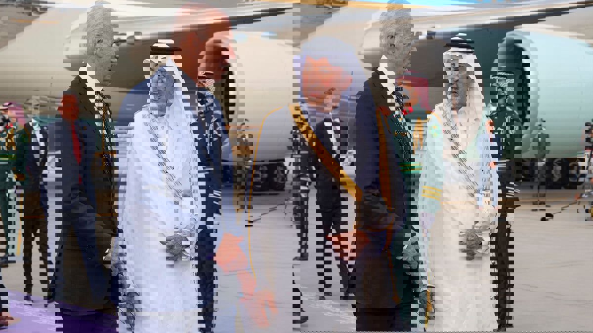 من هو الأمير خالد الفيصل الذي استقبل بايدن في جدة؟