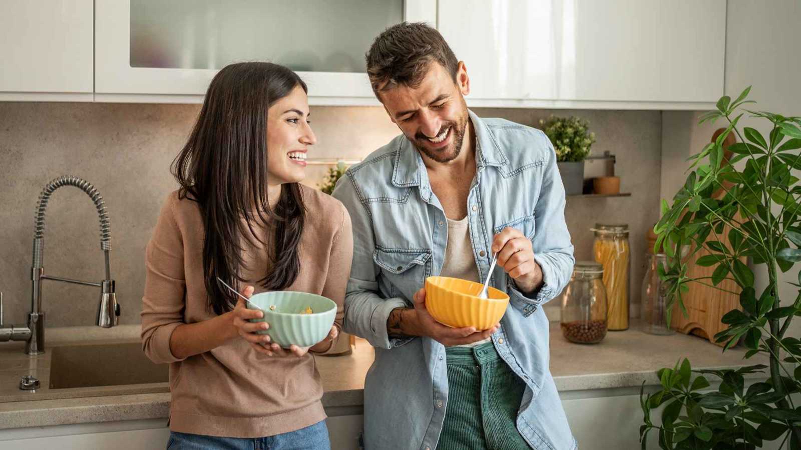 دراسة: الدخول في علاقة عاطفية يرفع مستوى الرضا عن الحياة