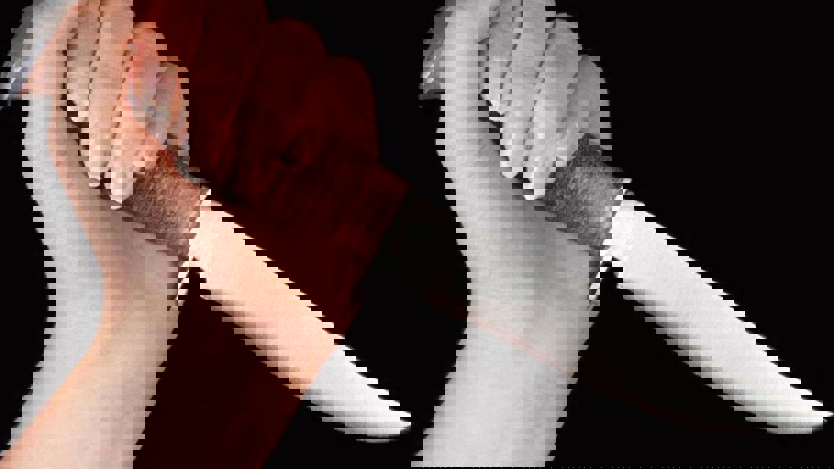 عراقية تصيب "حماتها" بجروح خطيرة بعد محاولة نحرها