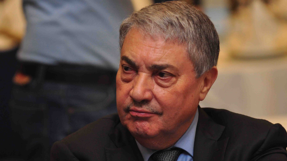 علي بن فليس يتعرض لموقف محرج في أحد مطاعم العاصمة الجزائرية (فيديو)