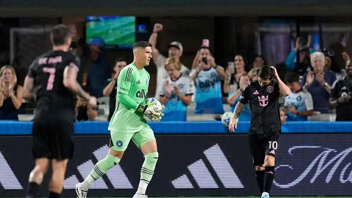 أغرب تنفيذ لضربة جزاء في تاريخ ميسي.. "بانيكا" كارثية (فيديو)