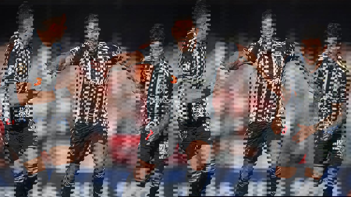 هالك يسجل هدفا مذهلا من ركلة حرة بعيدة المدى (فيديو)