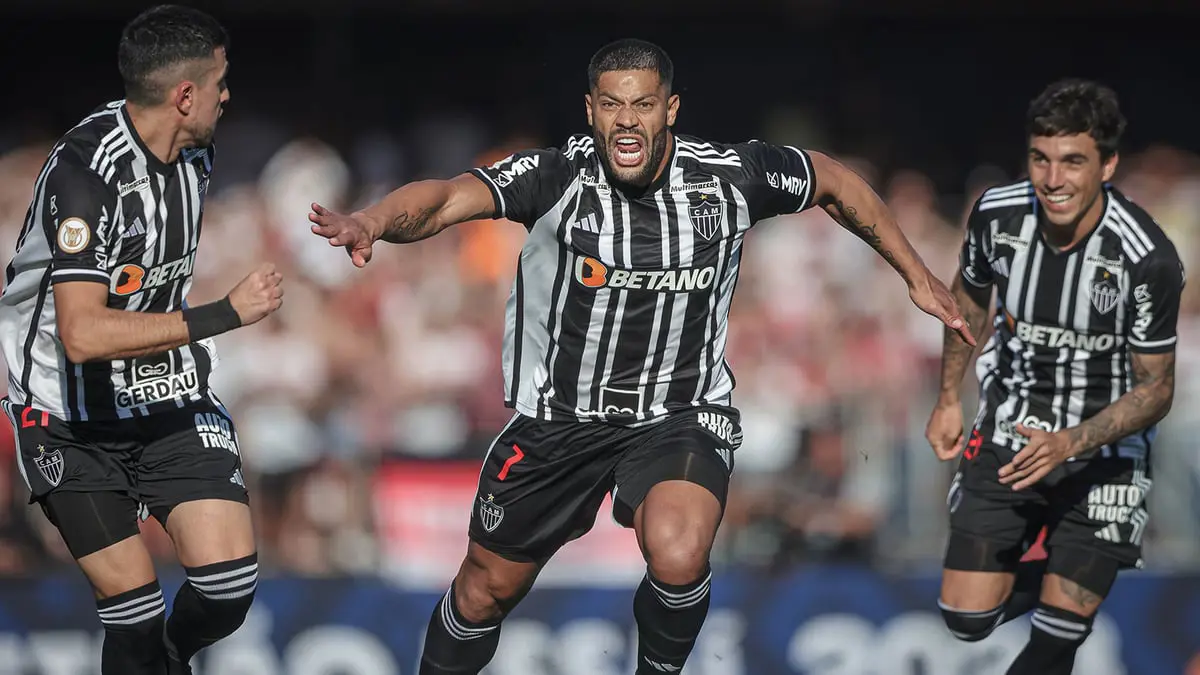 هالك يسجل هدفا مذهلا من ركلة حرة بعيدة المدى (فيديو)