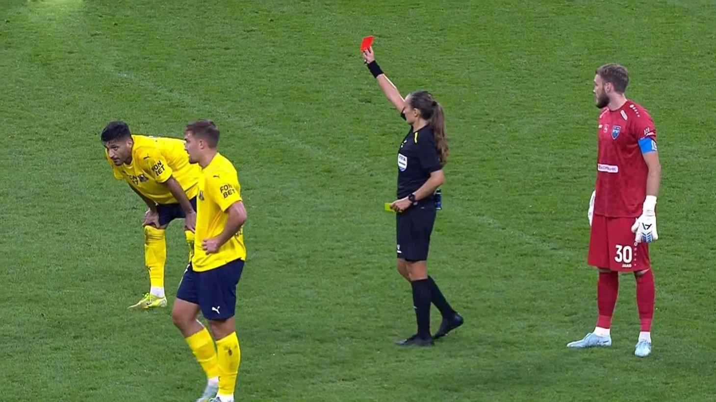 تصرف مثير.. حكمة روسية تطرد لاعباً إيرانياً بعد تعمده لمسها (صور)