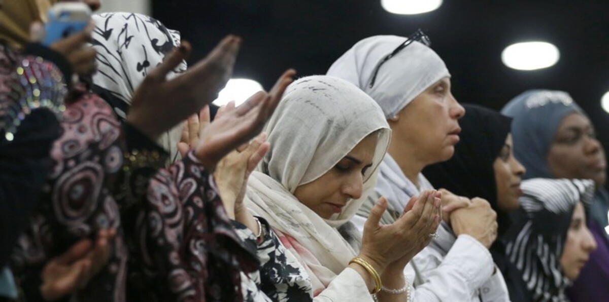 سياسيون ونساء وأطفال وقرآن وورود في جنازة أسطورية لكلاي (صور)