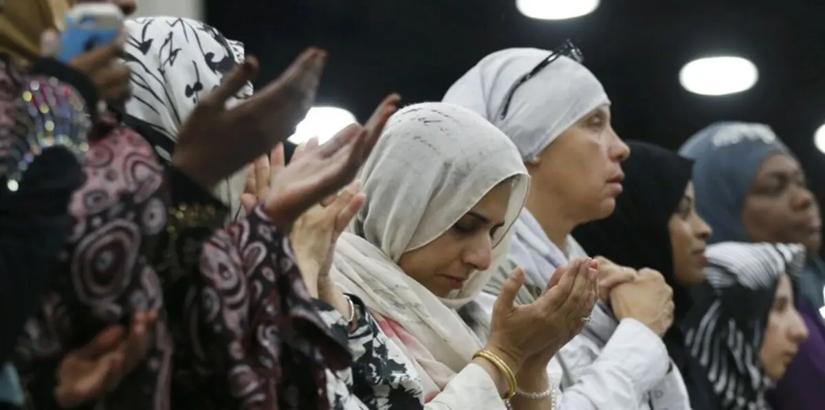 سياسيون ونساء وأطفال وقرآن وورود في جنازة أسطورية لكلاي (صور)