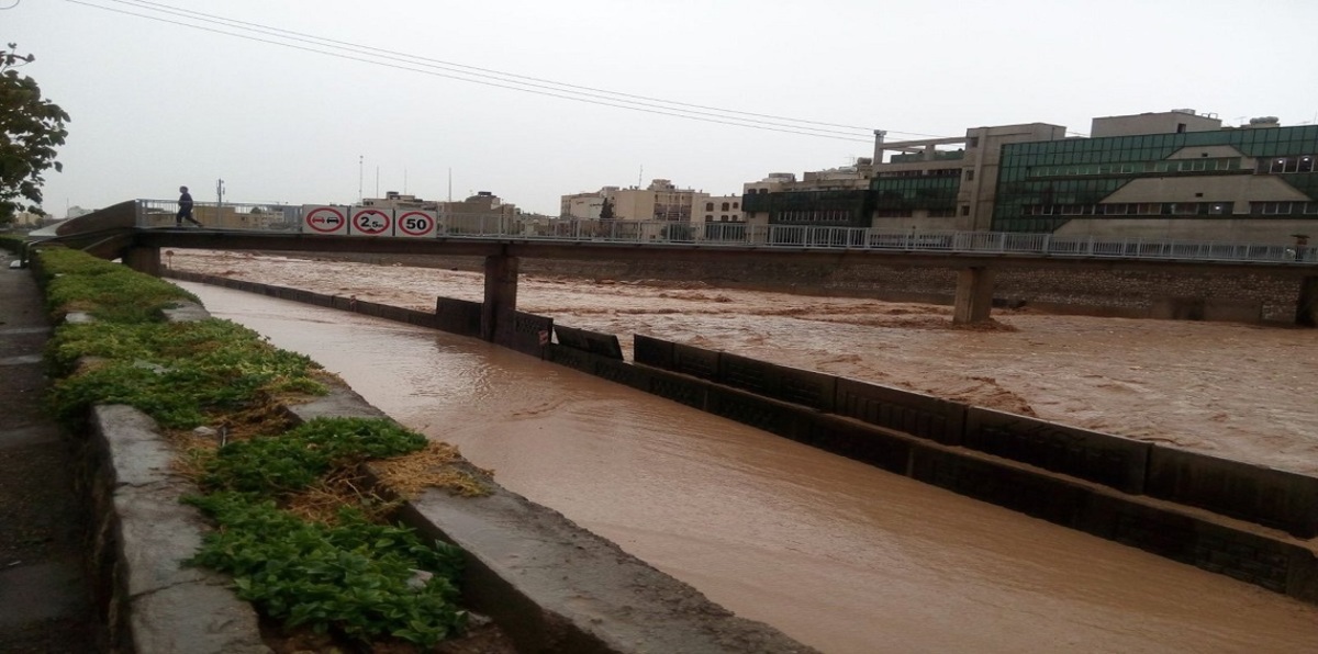 مصرع شخص وإصابة 15 إثر عاصفة ضربت مدينة مهران الإيرانية