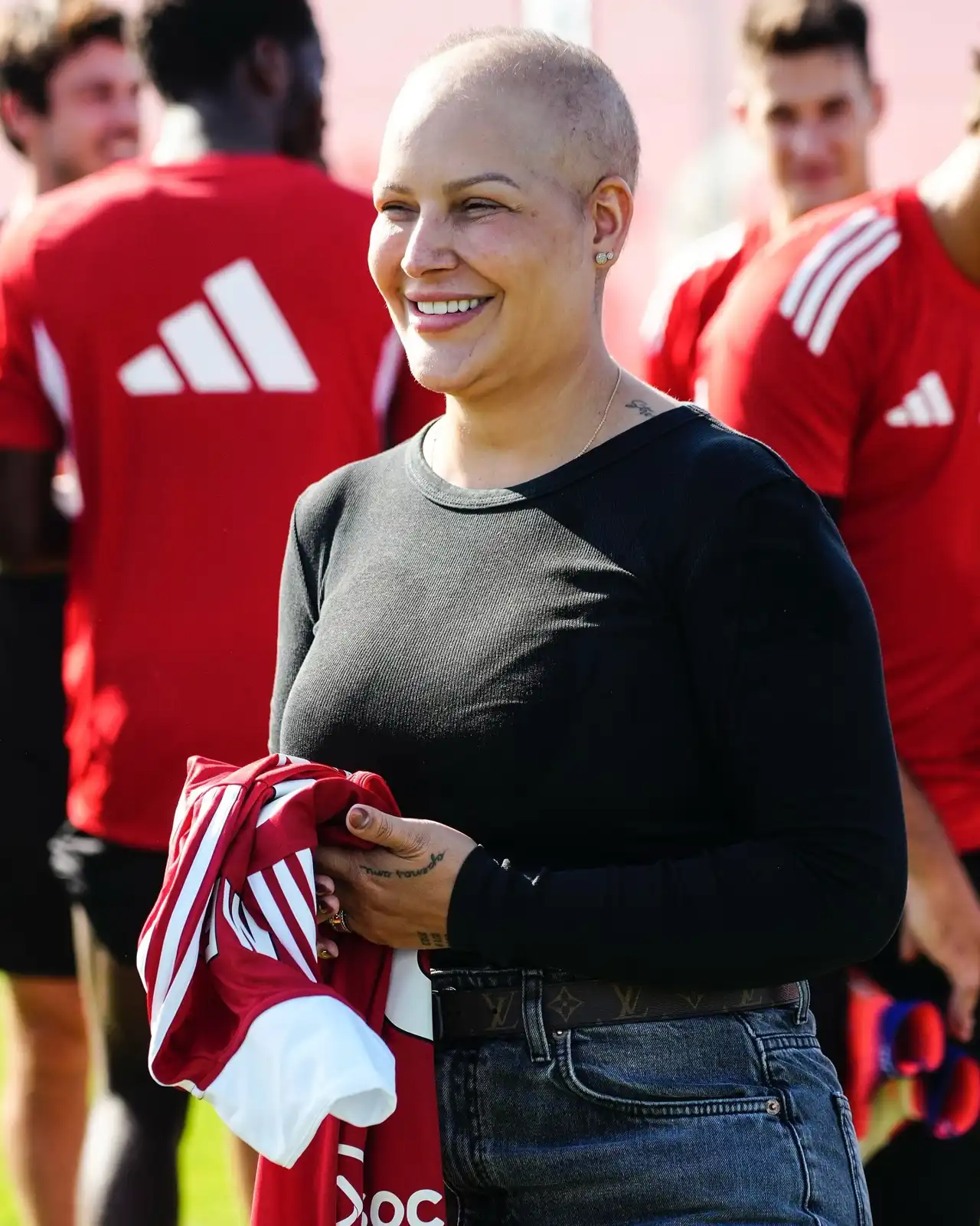 لاعبو إشبيلية يحتفلون بشفاء زوجة زميلهم من السرطان