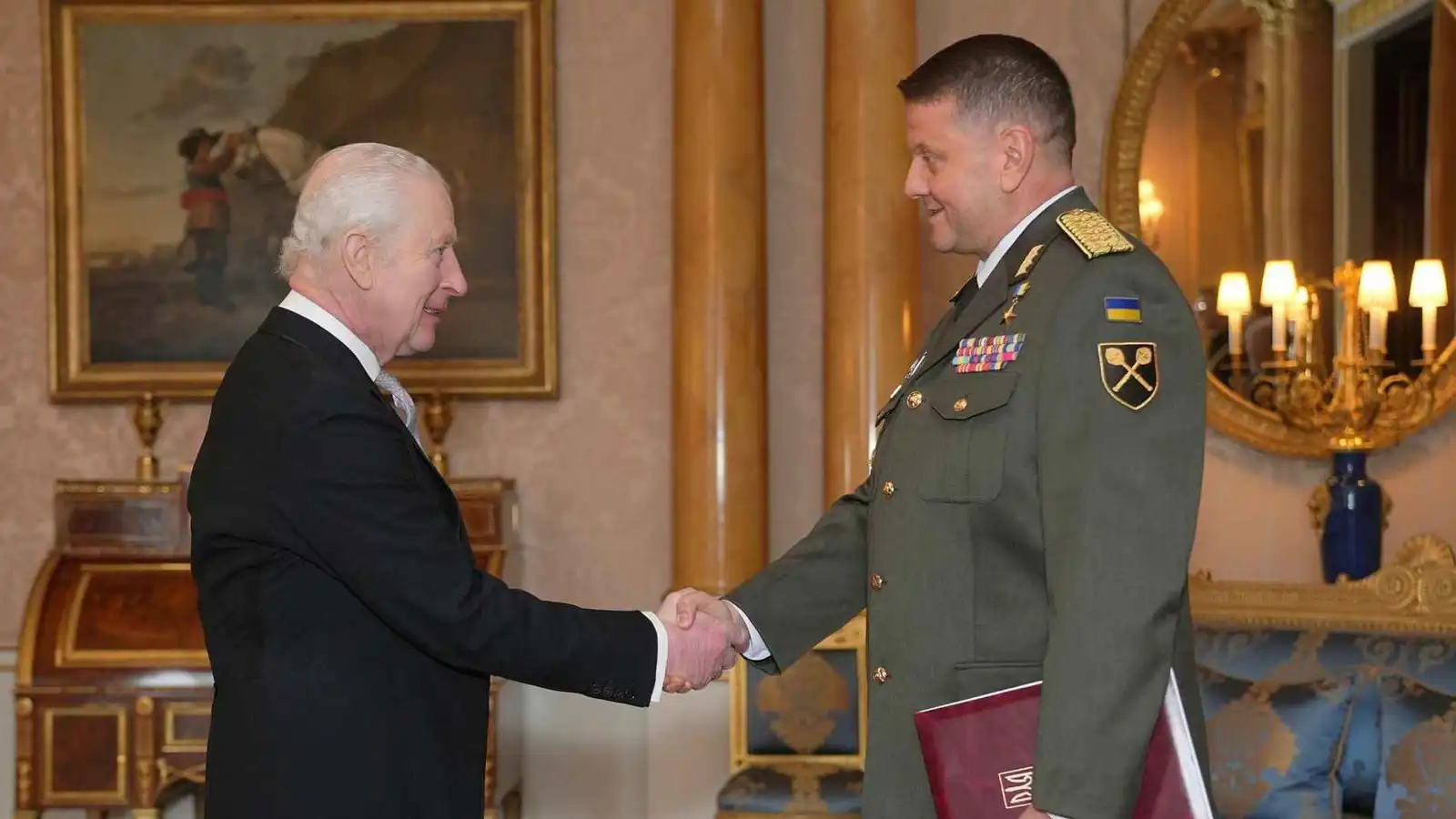 في منفاه الدبلوماسي بلندن.. زالوجني ينسج خطته لرئاسة أوكرانيا