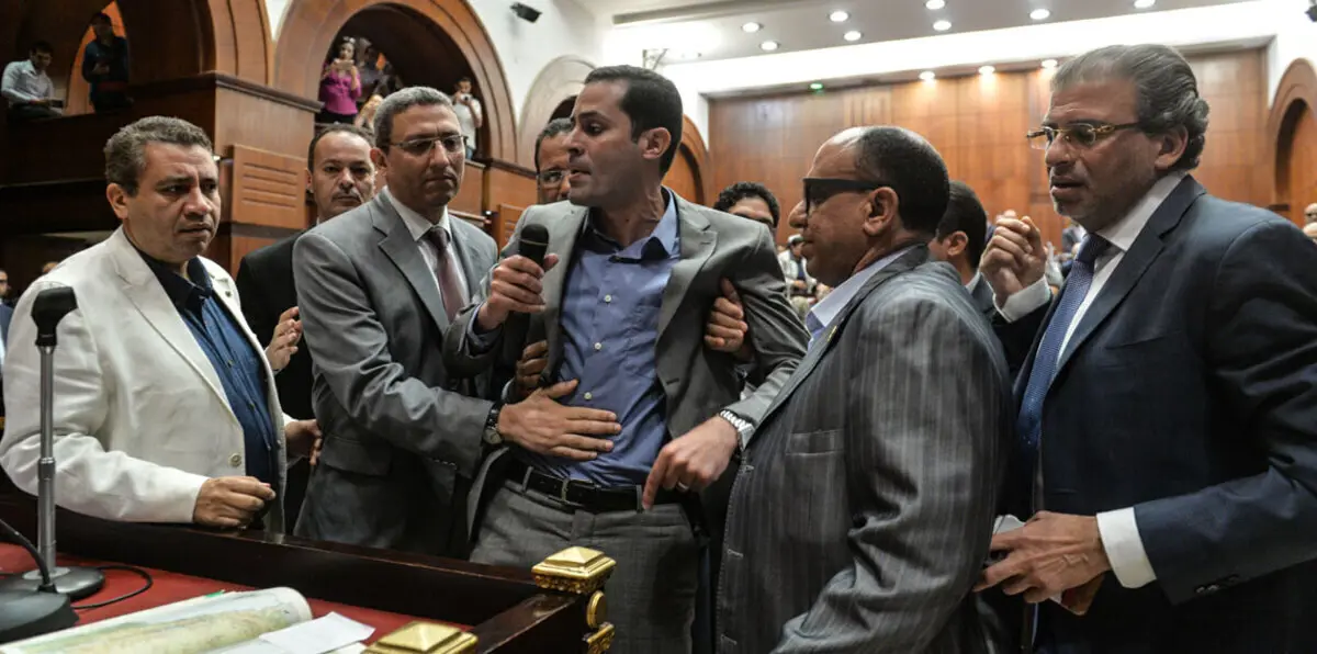 بعد تحطيمه "الميكروفون".. البرلمان المصري يحرم نائبًا من دور انعقاد كامل