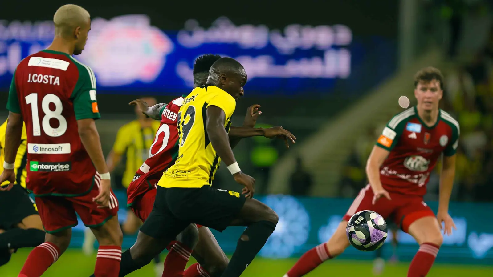 حالات غريبة.. هل يرفض موسى ديابي التمرير لزميله في الاتحاد؟ (فيديو)