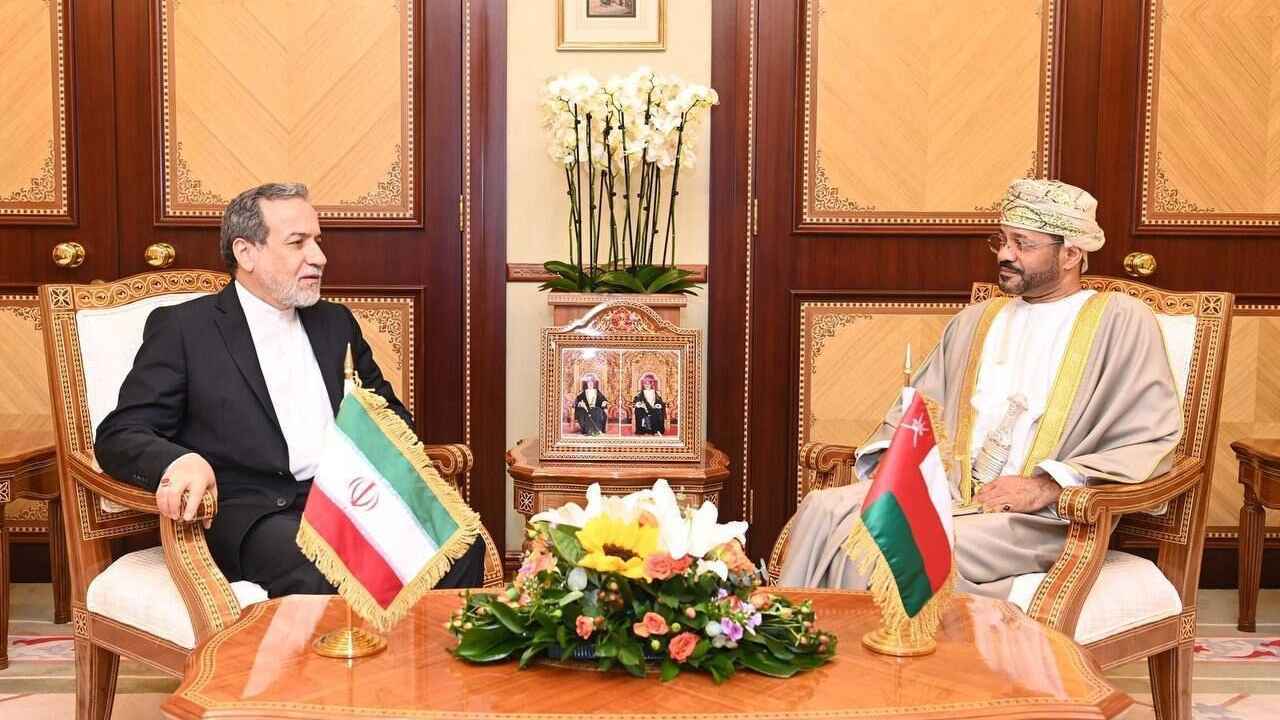 "ضرورة رفع العقوبات".. إيران تسلم عُمان رسالتها للمفاوضين الأمريكيين