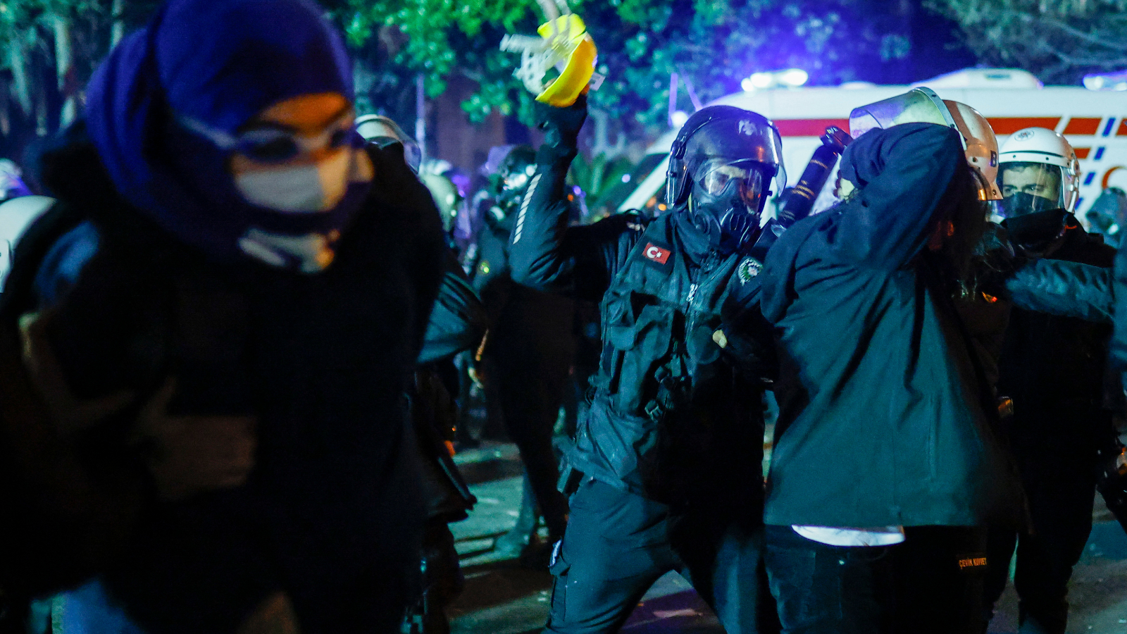 السلطات التركية تعتقل 120 عضوا في بلدية أزمير