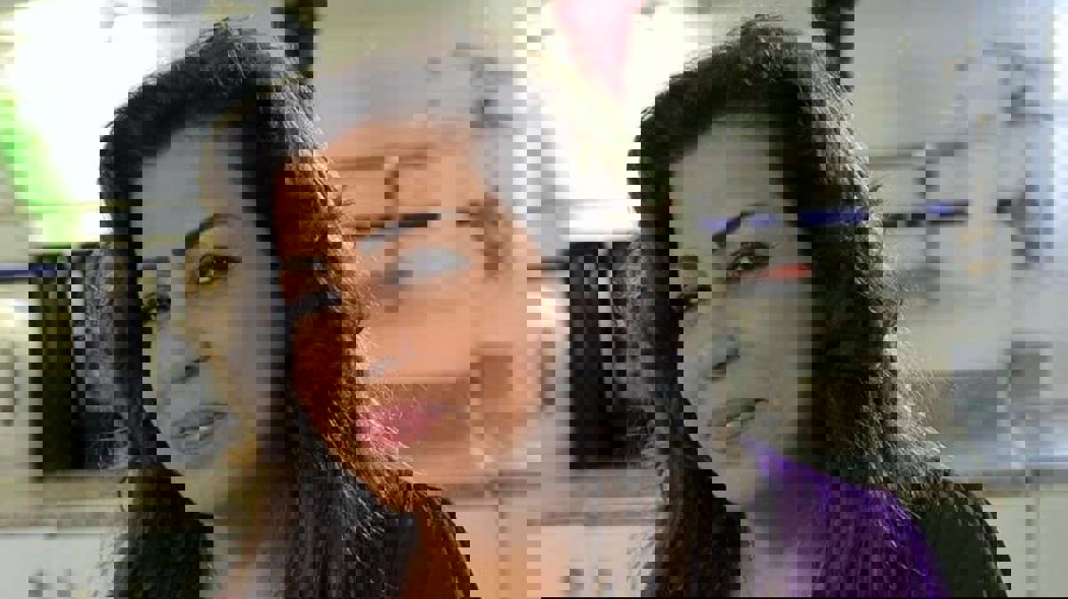 الفنانة العمانية فخرية خميس تكشف تطورات وضعها الصحي من داخل المستشفى 