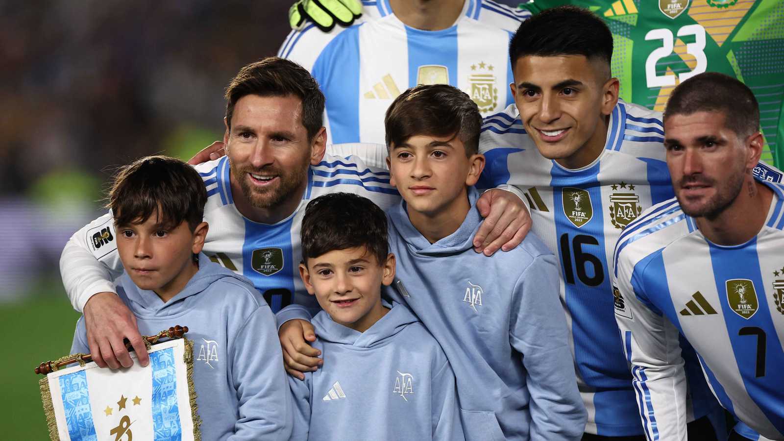 بكى قبل بداية مباراة فنزويلا.. هل خاض ميسي مباراته الأخيرة في الأرجنتين (فيديو)؟