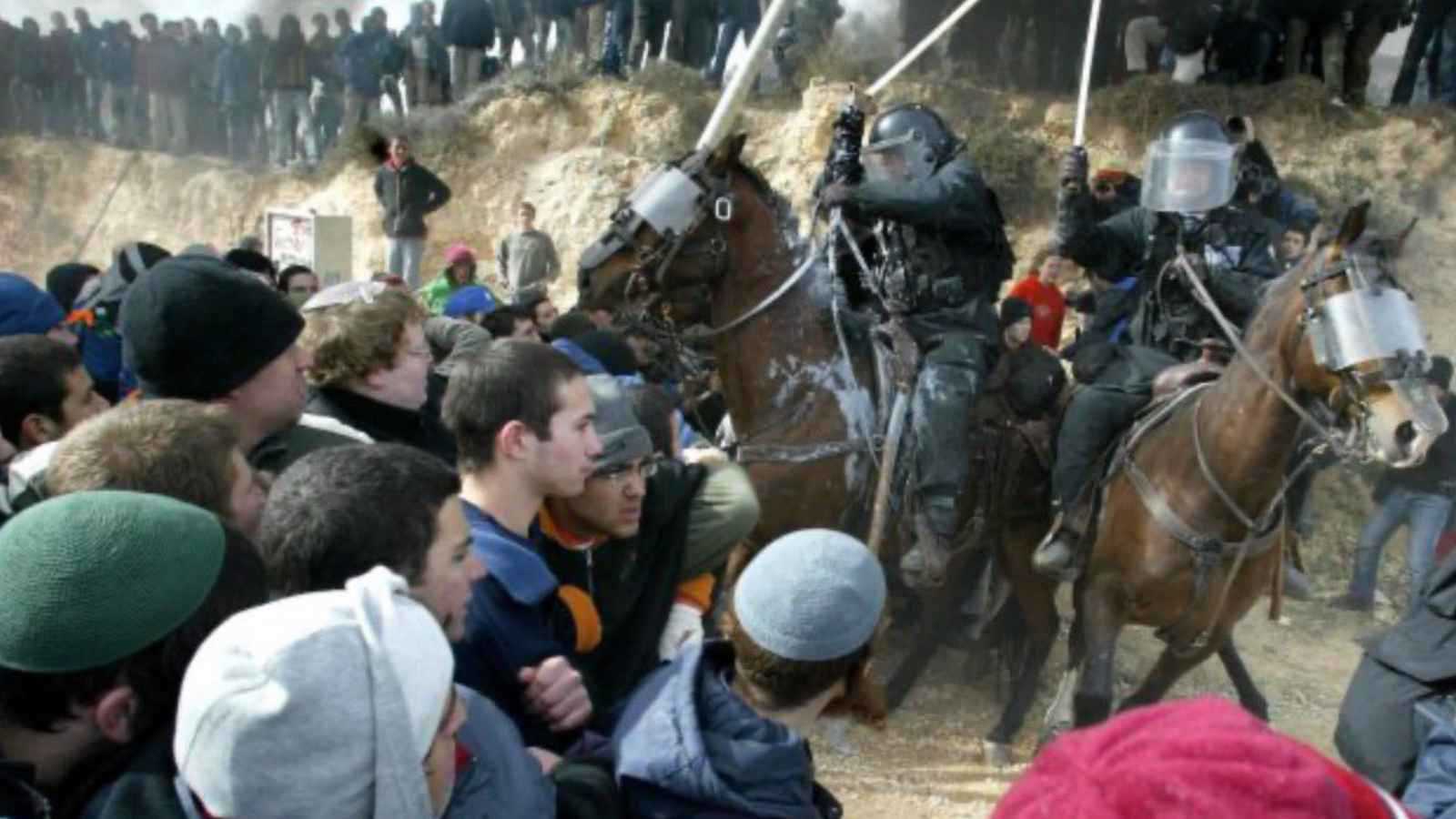 الضفة تشتعل.. اشتباكات وشغب على خلفية جرف بؤرة استيطانية (فيديو)