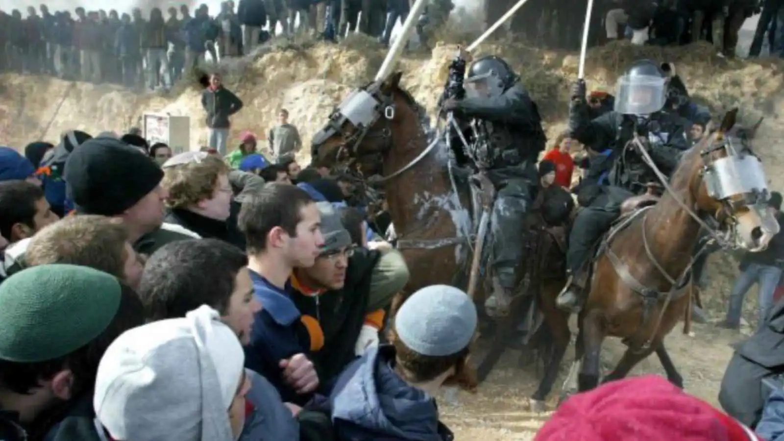 الضفة تشتعل.. اشتباكات وشغب على خلفية جرف بؤرة استيطانية (فيديو)