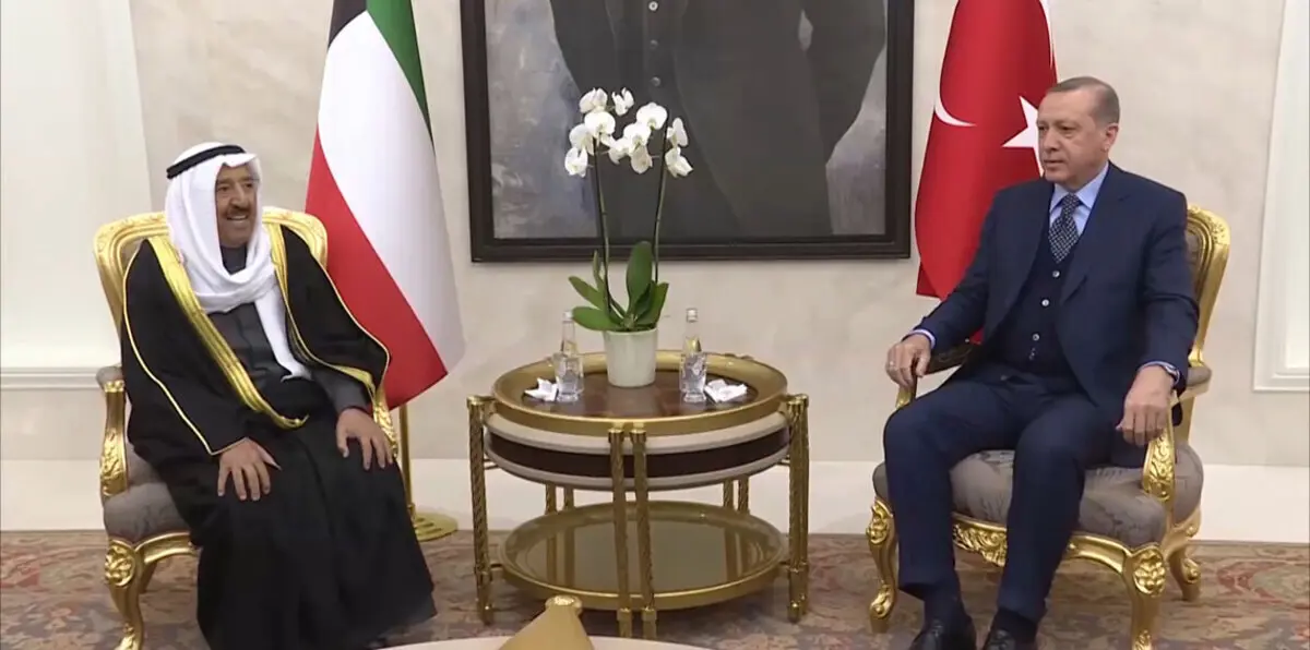 في مساعي حل الأزمة الخليجية.. أمير الكويت يتلقى اتصالًا من الرئيس التركي