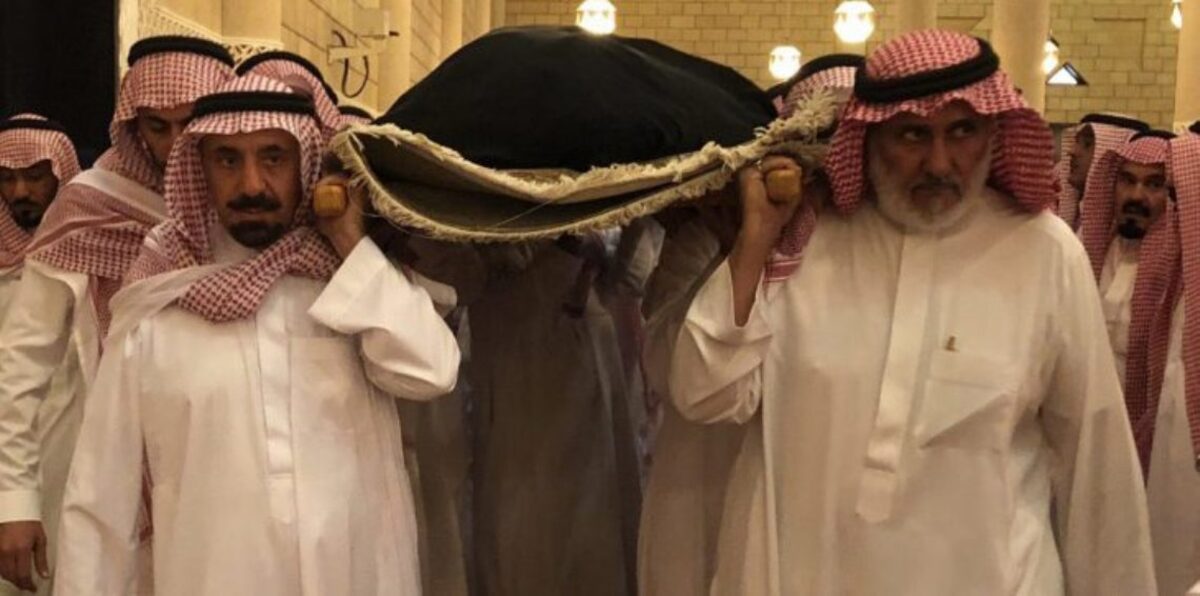 شاهد.. صورة مؤثرة لأمير نجران السعودية أمام قبر أمه