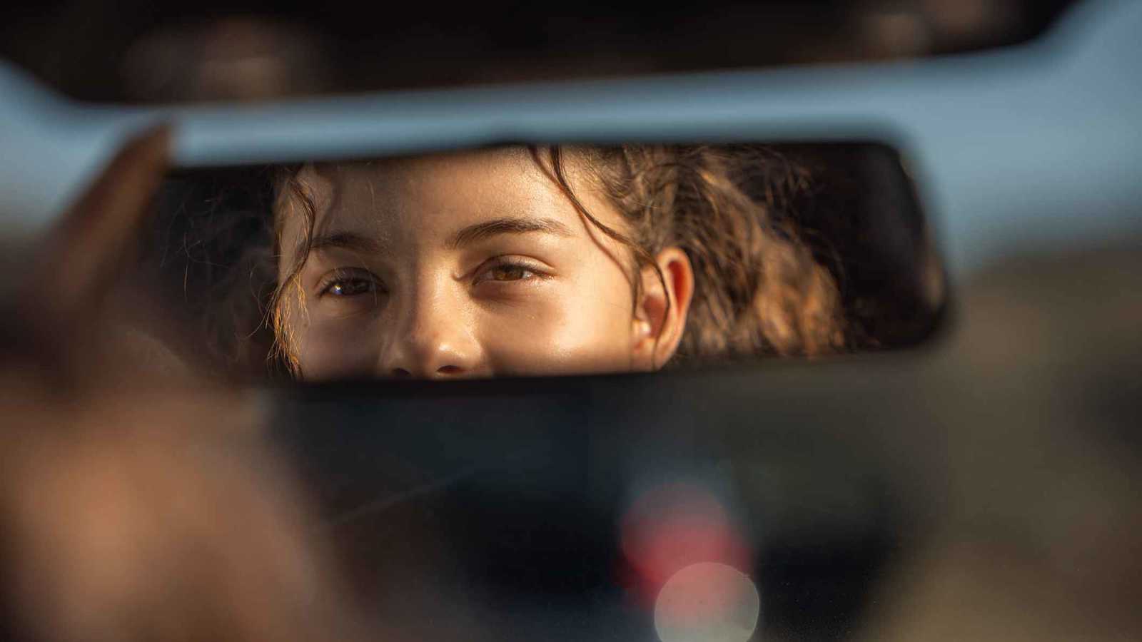 فتاة تقود سيارة والدها وتقتحم منزلًا في هولندا (صور)