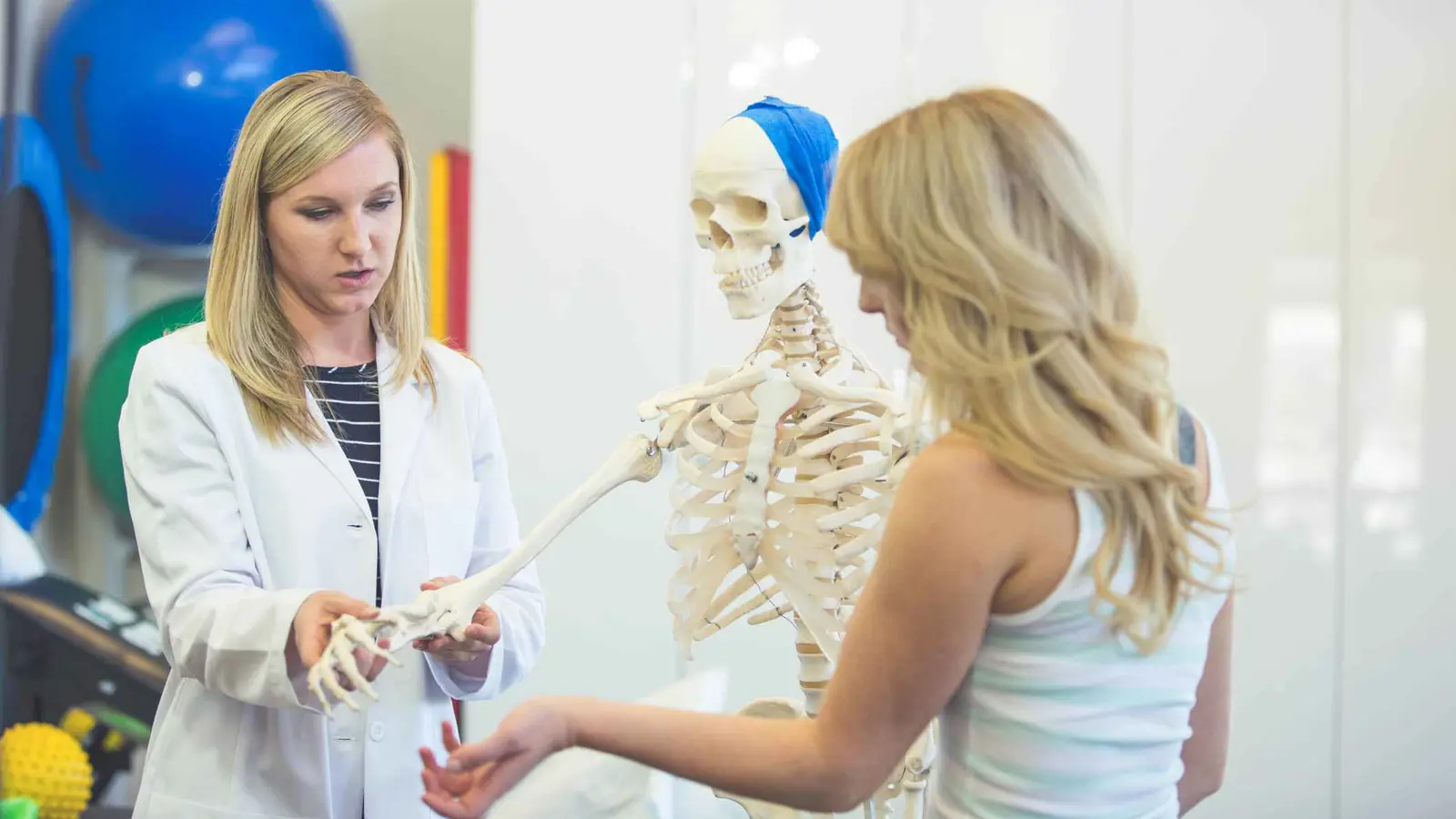 "هشاشة العظام" تعود إلى مرحلة المراهقة.. كيف تتجنبينها؟