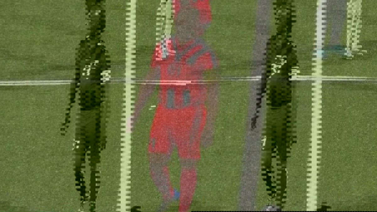 نائب رئيس سورينام في عمر الـ60 عاما يشارك في خسارة ناد يملكه بدوري الكونكاكاف (فيديو)