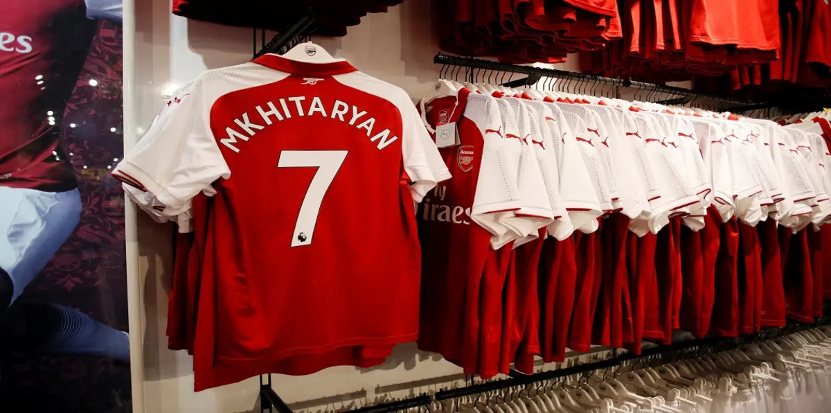 آرسنال يوقع عقدًا لخمس سنوات مع أديداس لتزويده بملابس الفريق