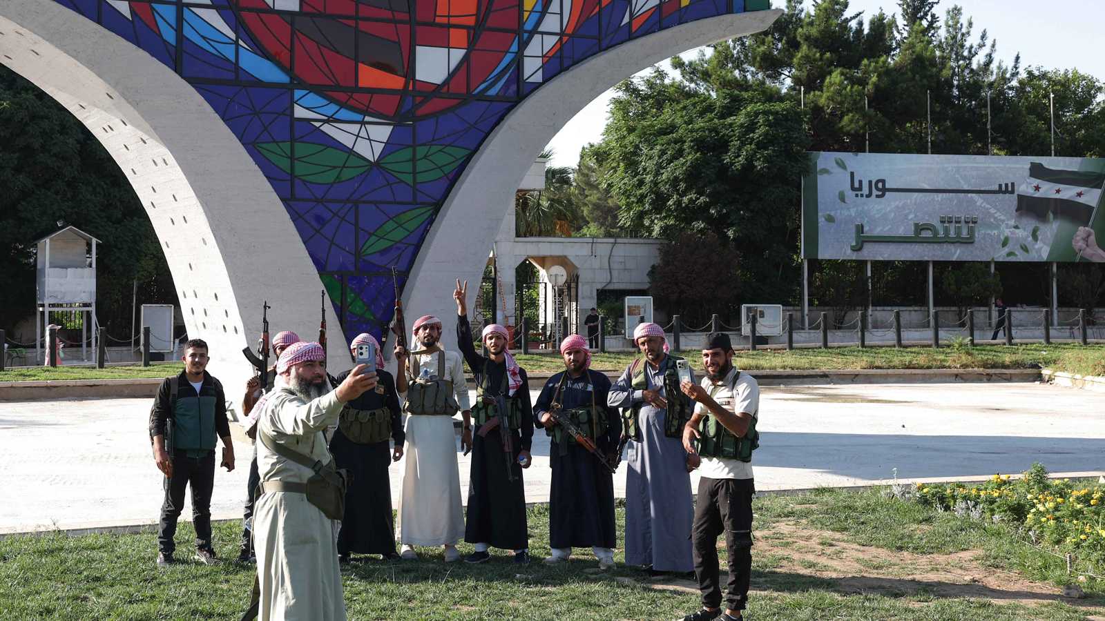 من الحسكة إلى بروكسل.. هل تخطط "المكونات السورية" للتمرد على الشرع؟