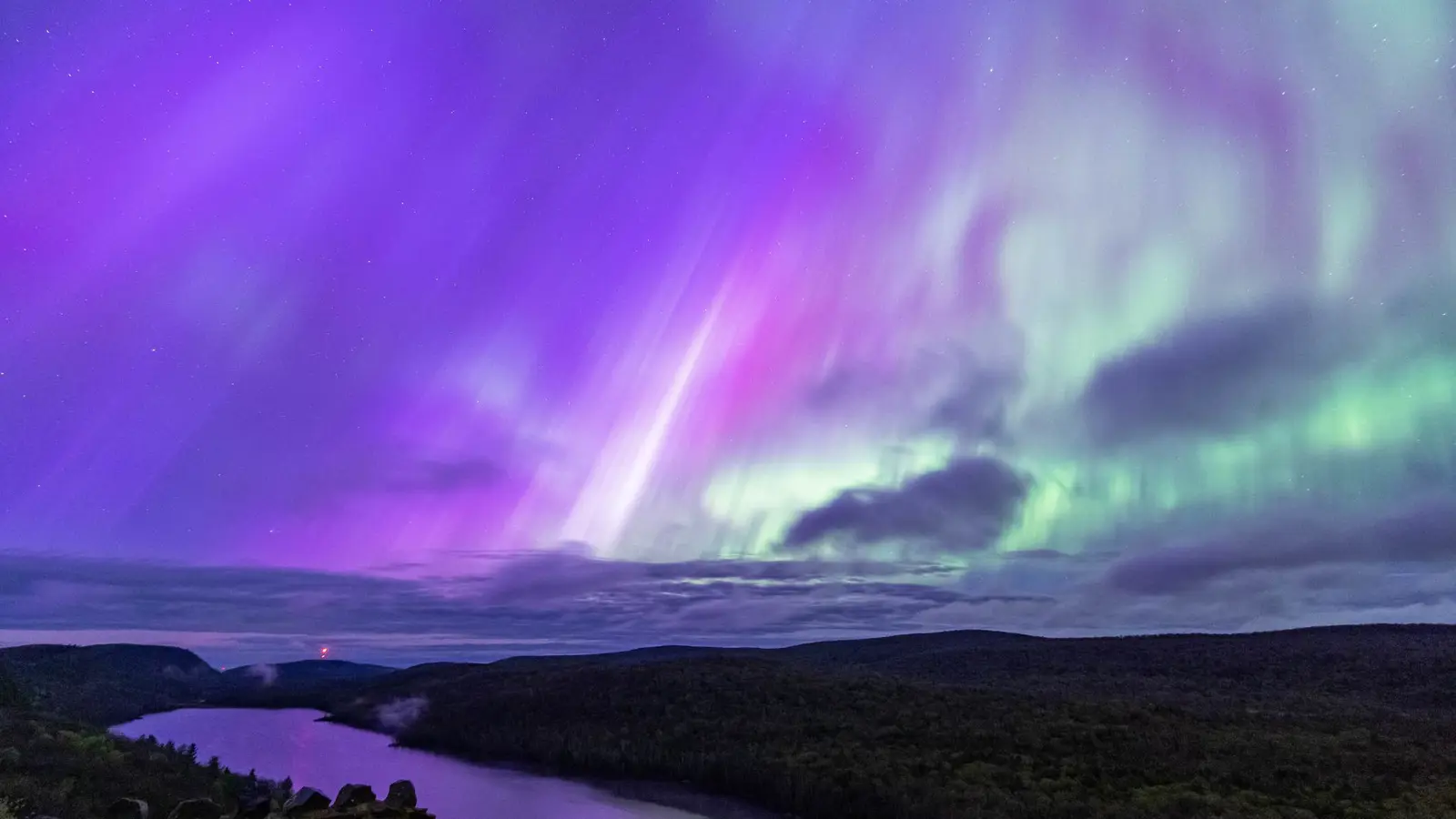 أضواء ساطعة أبهرت السماء ألواناً وجمالاً (صور)