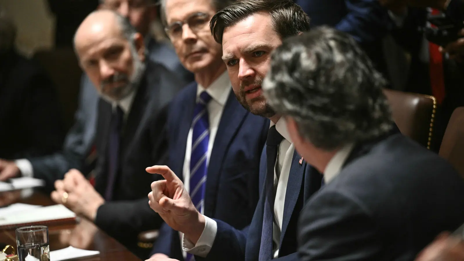 عصفت بإدارة ترامب.. من هي "مجموعة الحوثي الصغيرة"؟