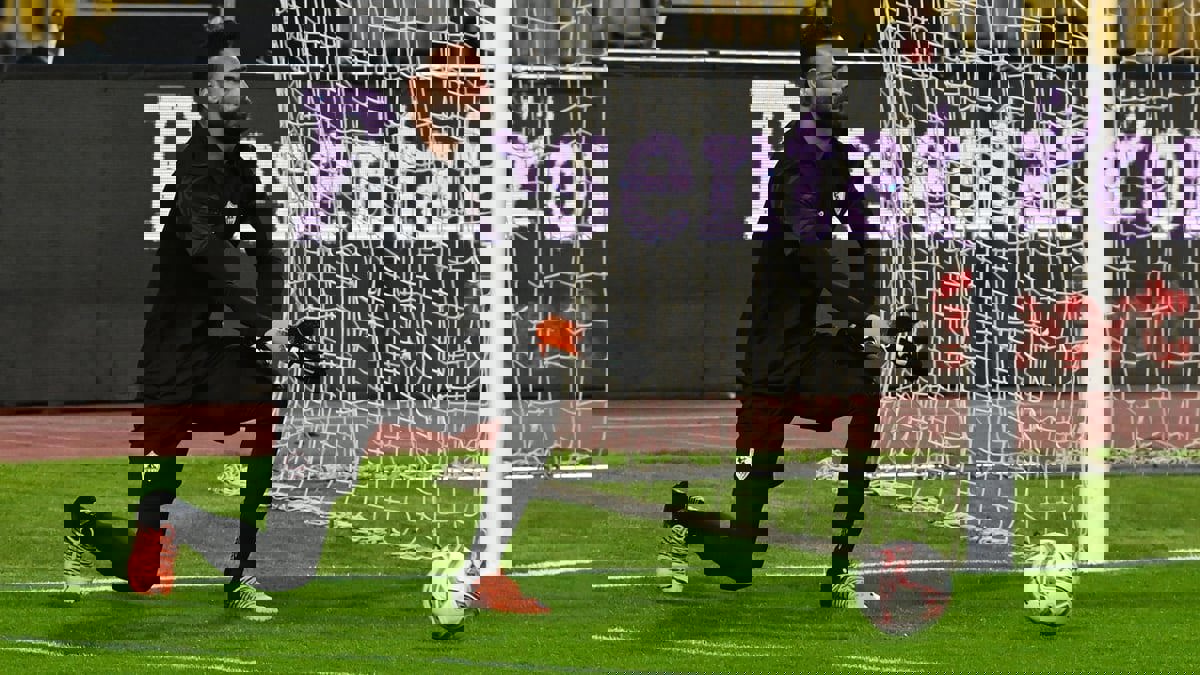 مشجعة تطلب قميص محمد أبوجبل حارس الزمالك (صور)