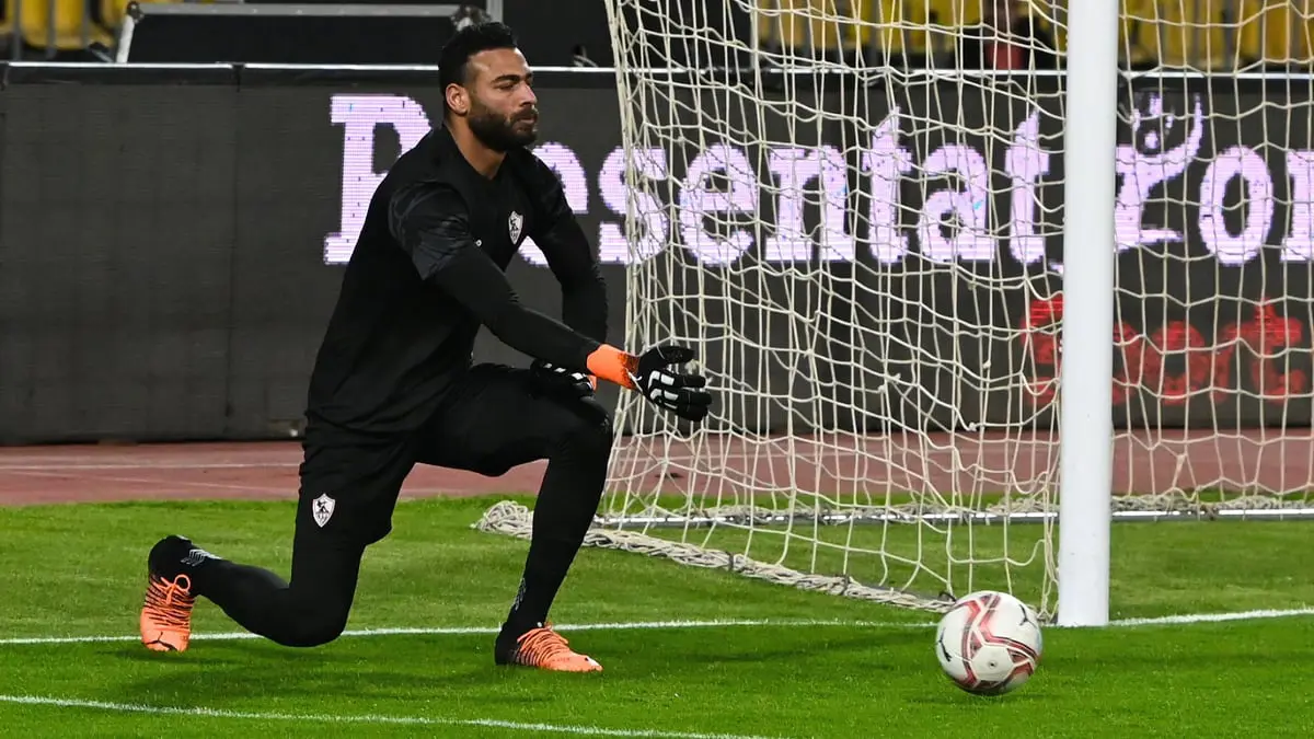 مشجعة تطلب قميص محمد أبوجبل حارس الزمالك (صور)