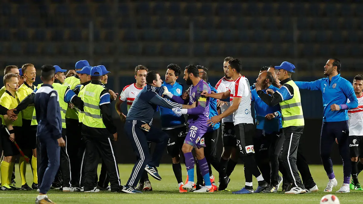 مباراة الزمالك وبيراميدز.. لاعبو الفريق الأبيض يشتبكون مع مصور صحفي (صور)