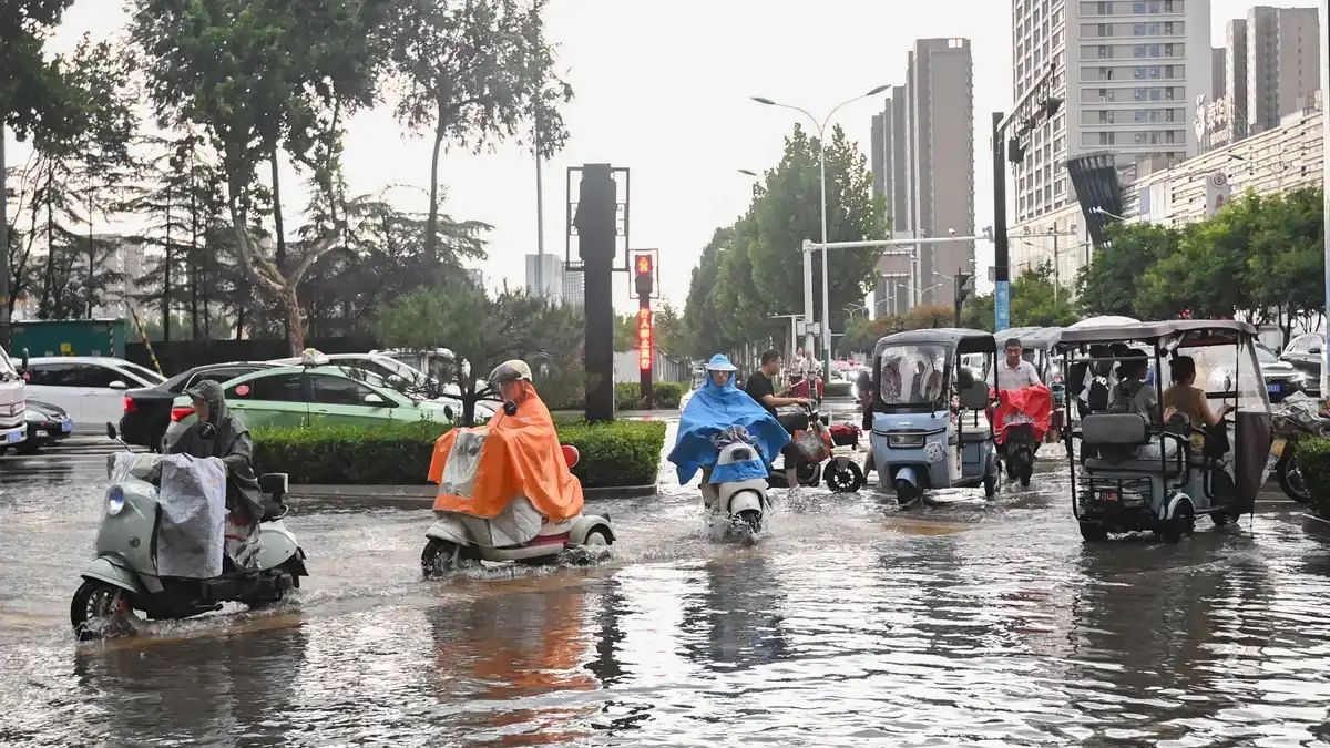 إجلاء الآلاف جراء الأمطار الغزيرة قرب بكين (فيديو)