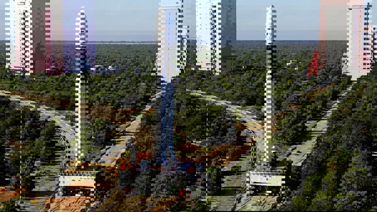 الهند تطلق صاروخًا يحمل 36 قمرًا صناعيًا للإنترنت (فيديو)