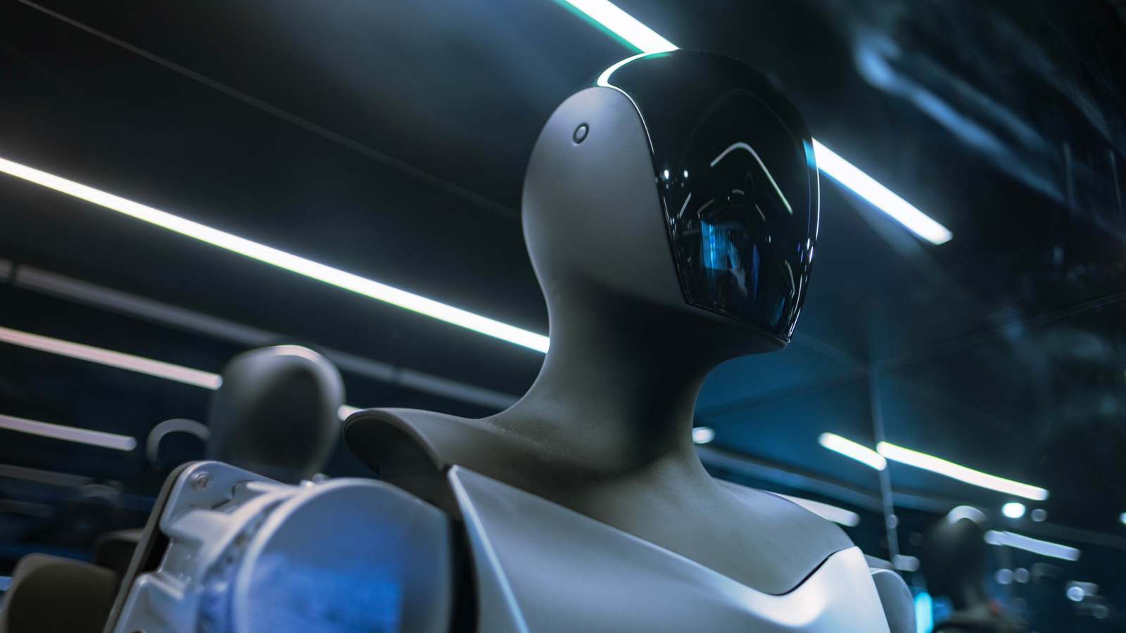 لقطات لروبوت يصطدم بامرأة تثير مخاوف بشأن السلامة (فيديو)