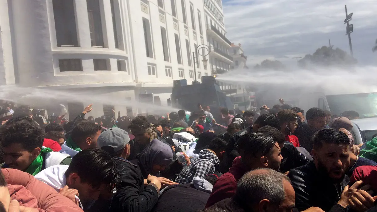 مظاهرات حاشدة رفضًا لتعيين بن صالح رئيسًا مؤقتًا للجزائر (صور)