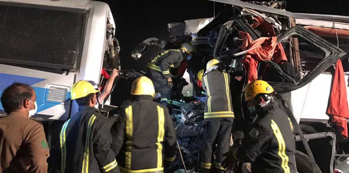 بالفيديو والصور.. حادث تصادم 5 حافلات في السعودية يسفر عن جرح ومقتل 54 شخصًا