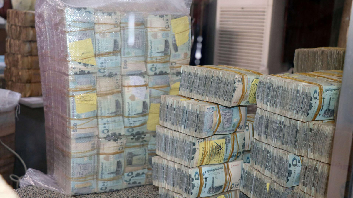نقل مليارات الريالات اليمنية إلى مقر التحالف العربي بالمكلا