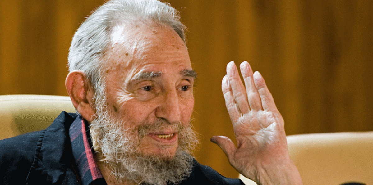 نعي فيدل كاسترو.. بين حزن على "الزعيم الملهم" وفرح لرحيل "الطاغية"