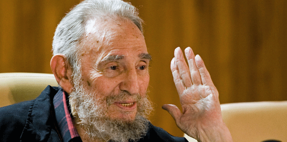 نعي فيدل كاسترو.. بين حزن على "الزعيم الملهم" وفرح لرحيل "الطاغية"