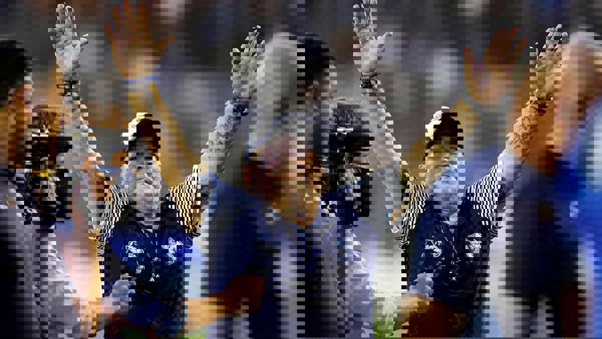 "أنا مصاب بكدمات لكنني بخير".. الكشف عن أخر فيديو لمارادونا قبل وفاته يوجه رسالة لطبيبه (شاهد)