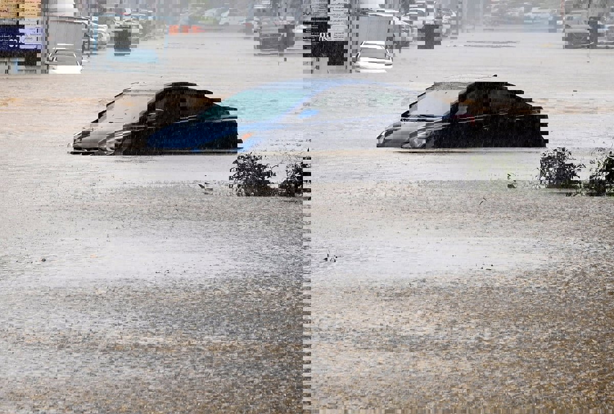 عُمان.. تعليق العمل والدراسة قبيل ذروة المنخفض الجوي (فيديو وصور)