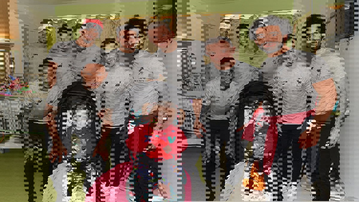 رد فعل فتاة شاهدت محمد صلاح في مستشفى أطفال بصحبة نجوم ليفربول (فيديو)