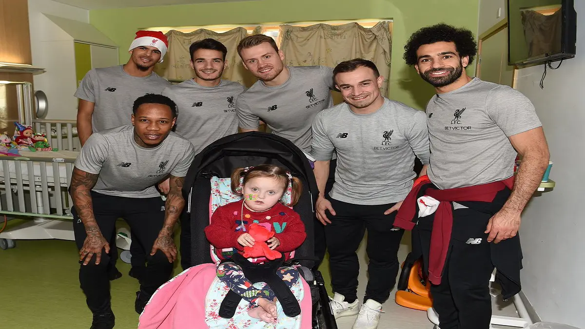 رد فعل فتاة شاهدت محمد صلاح في مستشفى أطفال بصحبة نجوم ليفربول (فيديو)