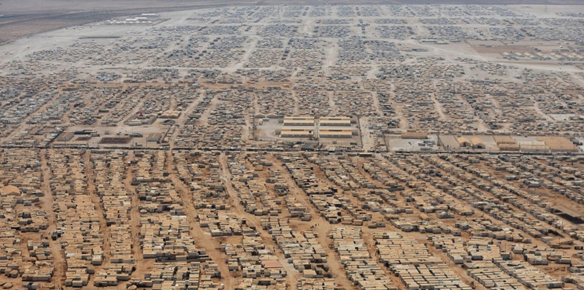 بالصور.. طالب أردني يزرع الأمل في نفوس أطفال مخيم الزعتري